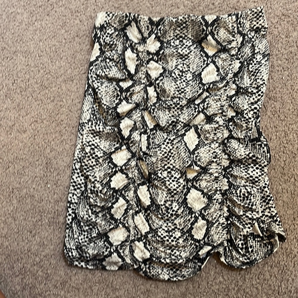 Snake print short ruched skirt